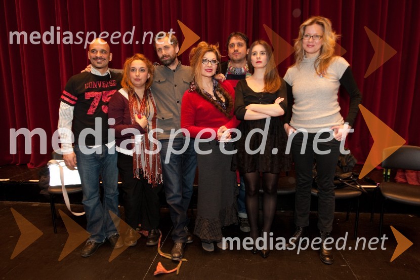 EkipaOče na službenem potovanju, premiera