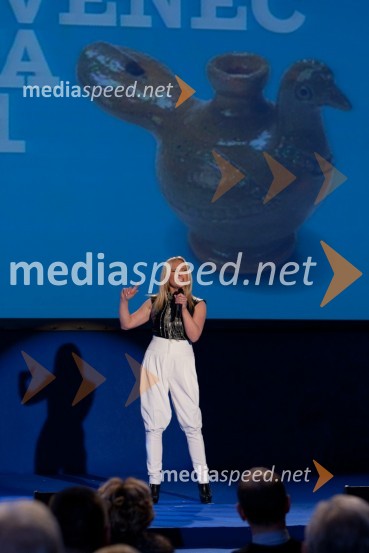 Nuša Derenda, pevkaSlovenec leta 2011 je ... Jože Colarič