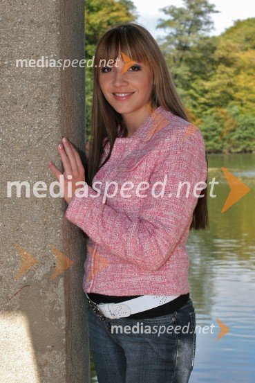 Tamara Podlesek, pevka in televizijska voditeljicaTamara Podlesek, pevka in televizijska voditeljica