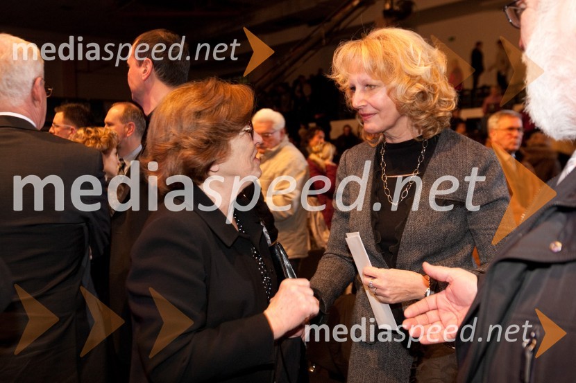 Štefka Kučan in Blanka Šetinc, svetovalka za odnose z javnostmi v Kliničnem centru 	Slovenec leta 2011 je ... Jože Colarič