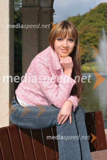 Tamara Podlesek, pevka in televizijska voditeljicaTamara Podlesek, pevka in televizijska voditeljica