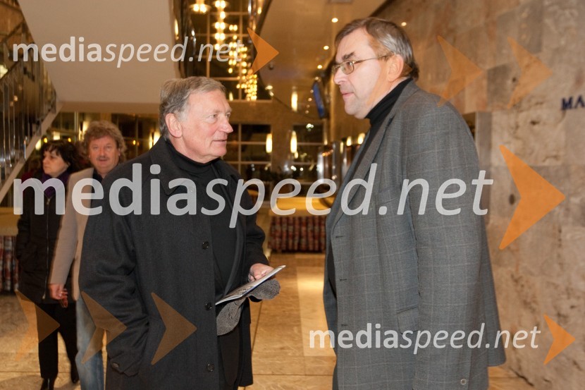 Tomaž Vuga, arhitekt in Borut Bašin, odnosi z javnostmi SNG Nova GoricaStari ko zemlja, kakšnih petinštirideset, premiera v SNG Nova Gorica