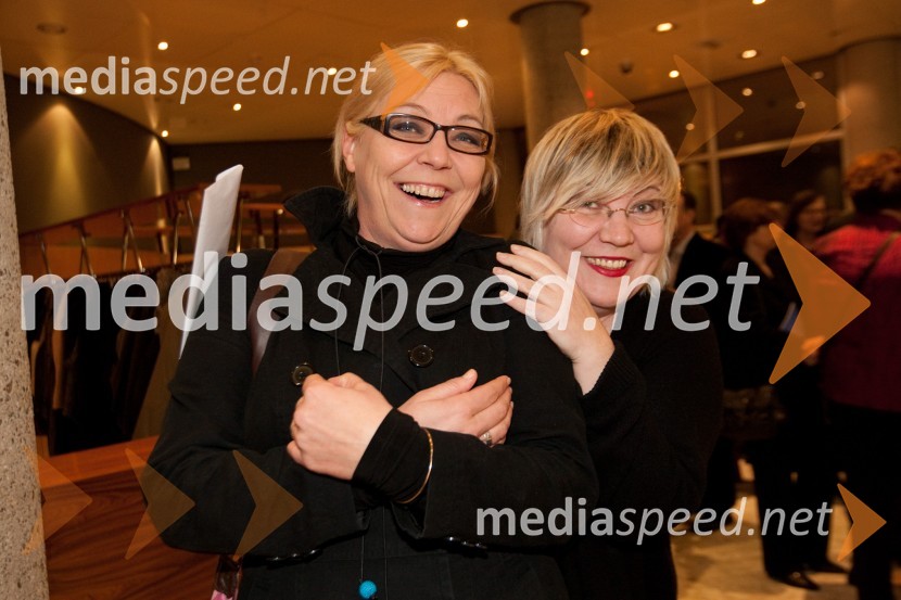 Neda Rusjan Bric, igralka, režiserka in Ira Ratej, umetniška vodja SNG Nova GoricaStari ko zemlja, kakšnih petinštirideset, premiera v SNG Nova Gorica