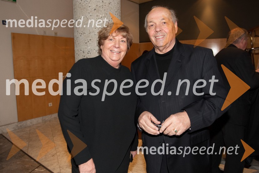 Sergij Pelhan, nekdanji direktor SNG Nova Gorica s soprogoStari ko zemlja, kakšnih petinštirideset, premiera v SNG Nova Gorica