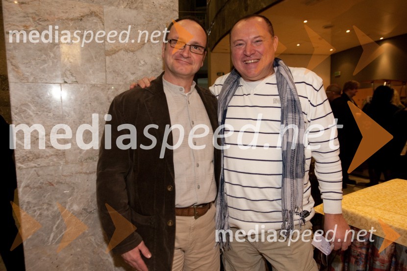 ... in Nace Junkar, pevecStari ko zemlja, kakšnih petinštirideset, premiera v SNG Nova Gorica