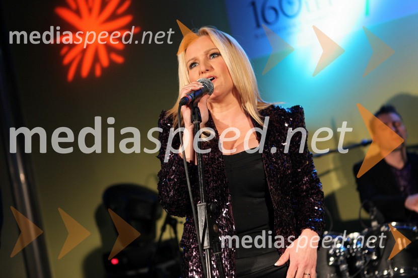 Nuša Derenda, pevka17. noč penine