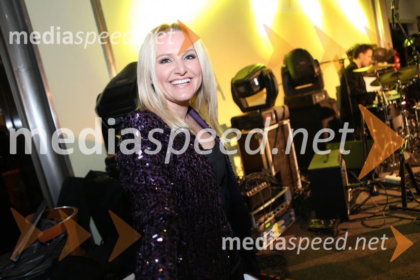 Nuša Derenda, pevka17. noč penine