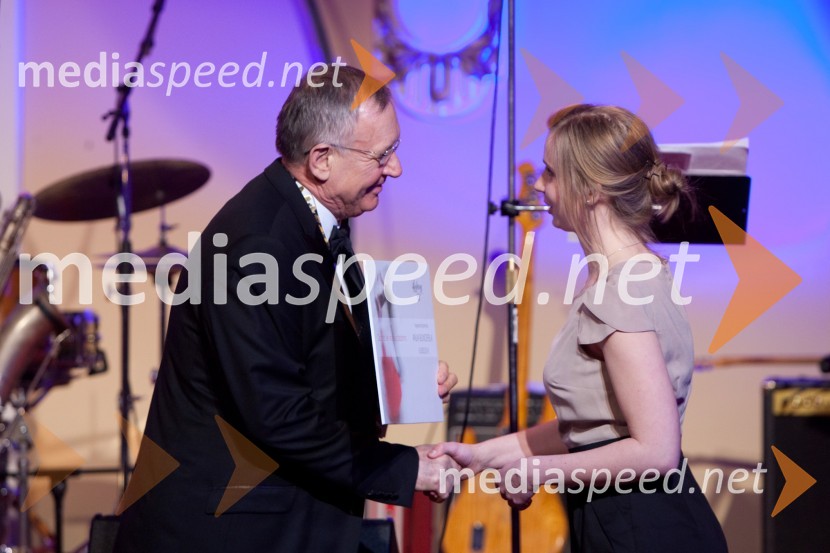 Franci Mugerle predsednik Rotary kluba Ljubljana in Anja Bunderla, prejemnica štipendije23. Veliki Rotarijski ples