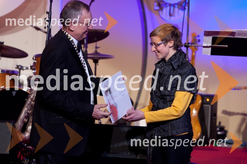 Franci Mugerle predsednik Rotary kluba Ljubljana in Anja Klančar, prejemnica štipendije23. Veliki Rotarijski ples