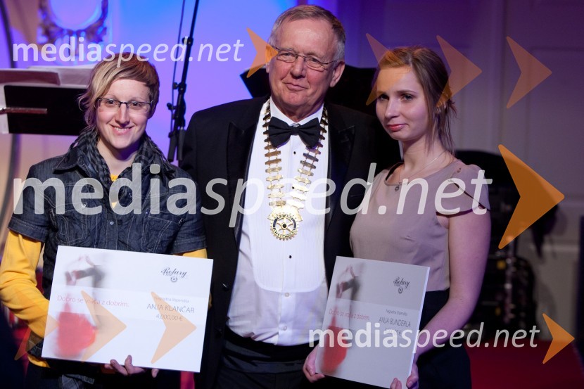 Anja Klančar, prejemnica štipendije, Franci Mugerle predsednik Rotary kluba Ljubljana in Anja Bunderla, prejemnica štipendije23. Veliki Rotarijski ples