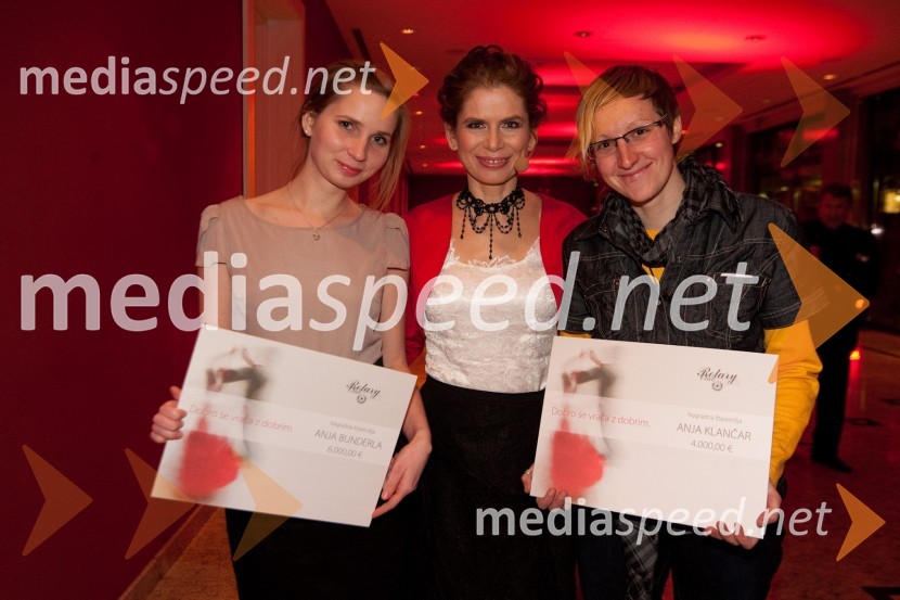 	Anja Bunderla, prejemnica štipendije, Eva Longyka, voditeljica in Anja Klančar, prejemnica štipendije23. Veliki Rotarijski ples