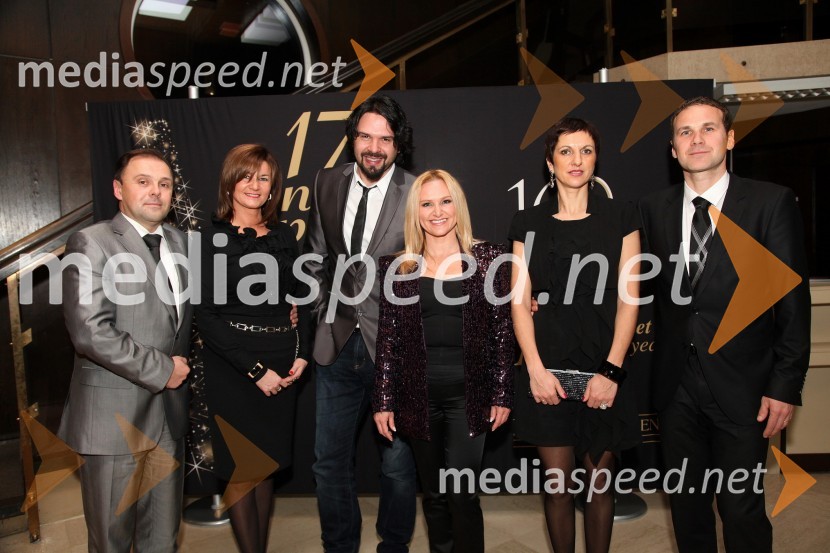 		
 	Mag. Mladen Kučiš, direktor Zdravilišča Radenci, njegova soproga, Petar Grašo in Nuša Derenda, pevca, Borut Cvetkovič, direktor podjetja Radgonske gorice in soproga Alenka17. noč penine