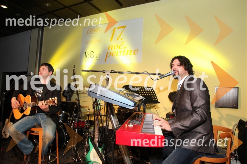 Kitarist in Petar Grašo, pevec17. noč penine