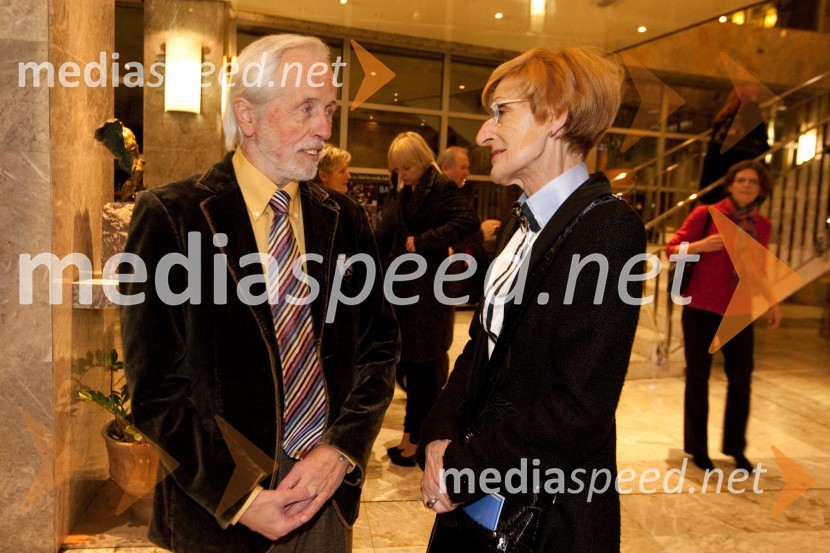 Janez Povše, režiser in Mojca Kreft, dramaturginjaStari ko zemlja, kakšnih petinštirideset, premiera v SNG Nova Gorica