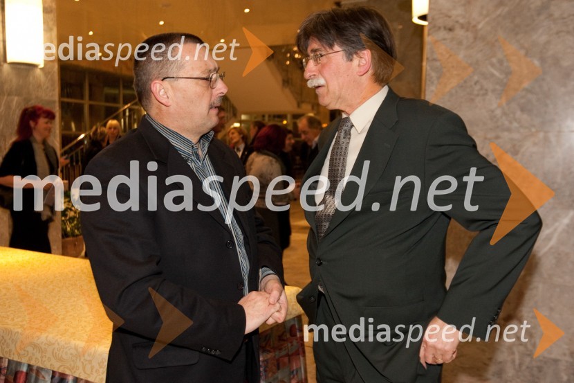 Aleš Bucik, župan občine Renče-Vogrsko in Jožko Čuk, direktor SNG Nova GoricaStari ko zemlja, kakšnih petinštirideset, premiera v SNG Nova Gorica