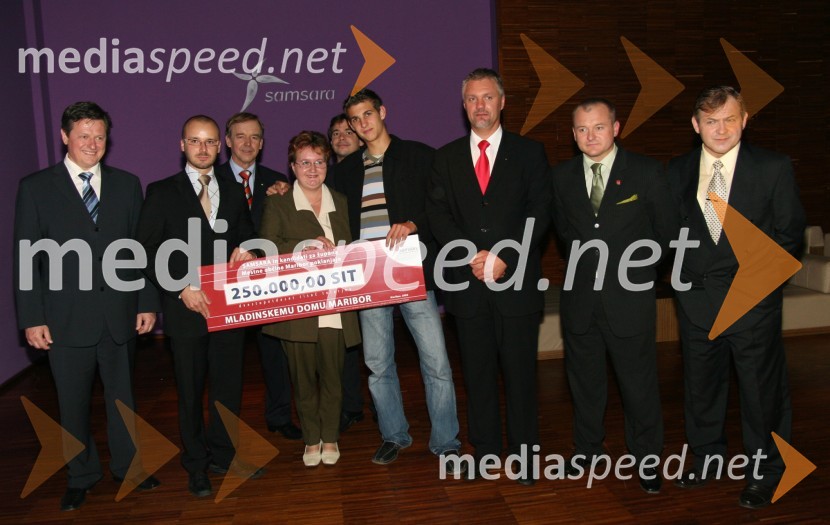 Kandidati za župana občine Maribor in Samsara so Mladinskemu domu Maribor podelili bonSrečanje županskih kandidatov, Samsara