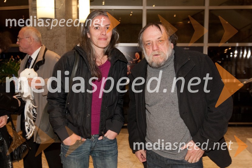 Zdravko Duša s spremljevalkoStari ko zemlja, kakšnih petinštirideset, premiera v SNG Nova Gorica