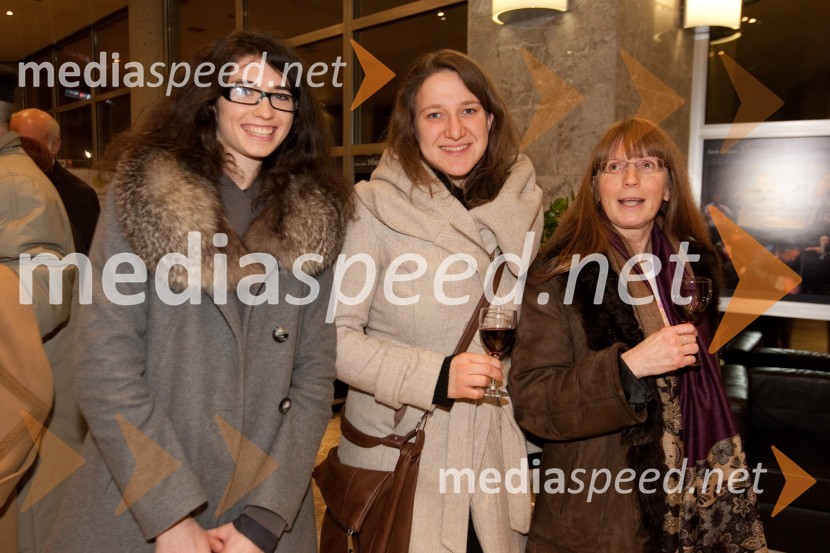 	..., ... in Iva Koršič, novinarka Novega GlasuStari ko zemlja, kakšnih petinštirideset, premiera v SNG Nova Gorica