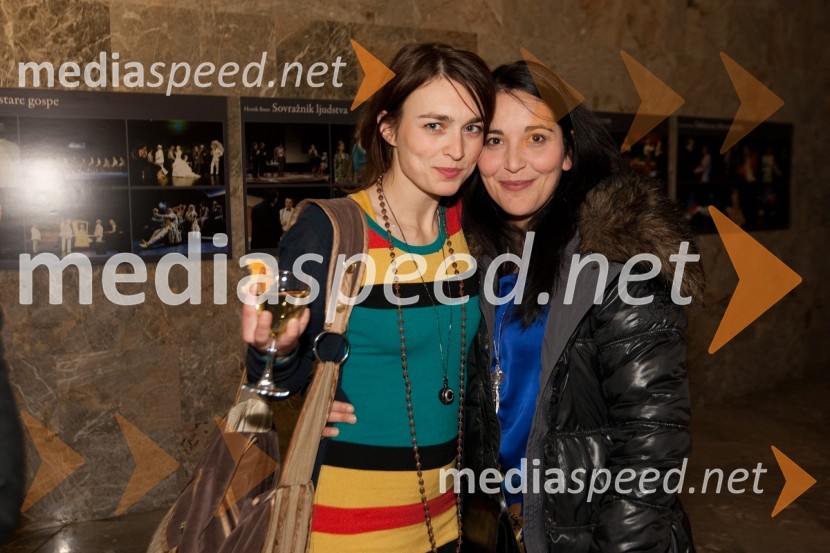 Arna Hadžialjević, igralka in 	Marjuta Slamič, igralkaStari ko zemlja, kakšnih petinštirideset, premiera v SNG Nova Gorica