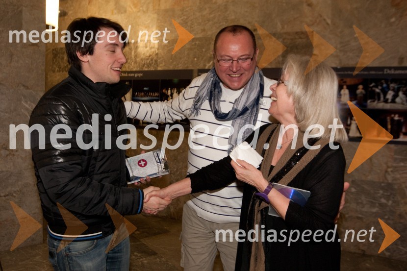 Aleks Volasko, glasbenik, Nace Junkar, pevec in Teja Glažar, igralkaStari ko zemlja, kakšnih petinštirideset, premiera v SNG Nova Gorica