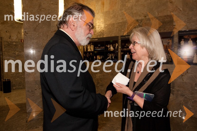 ... in Teja Glažar, igralkaStari ko zemlja, kakšnih petinštirideset, premiera v SNG Nova Gorica