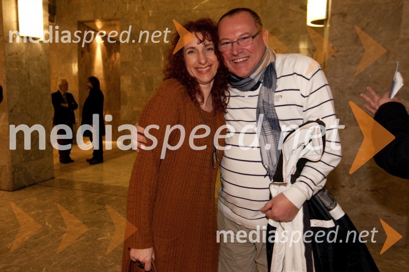 Vita Mavrič, šansonjerka in 	Nace Junkar, pevecStari ko zemlja, kakšnih petinštirideset, premiera v SNG Nova Gorica