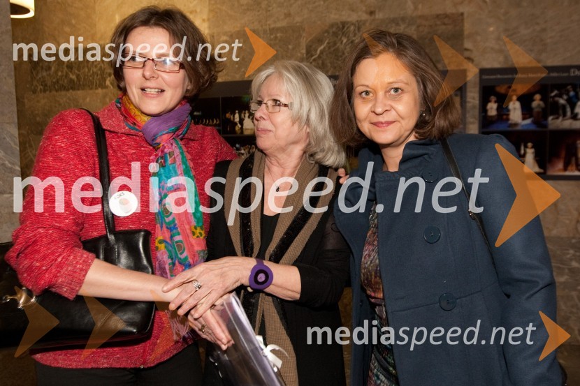 	Tea Rogelj, dramaturginja, Teja Glažar, igralka in Staša Mihelčič, dramaturginjaStari ko zemlja, kakšnih petinštirideset, premiera v SNG Nova Gorica