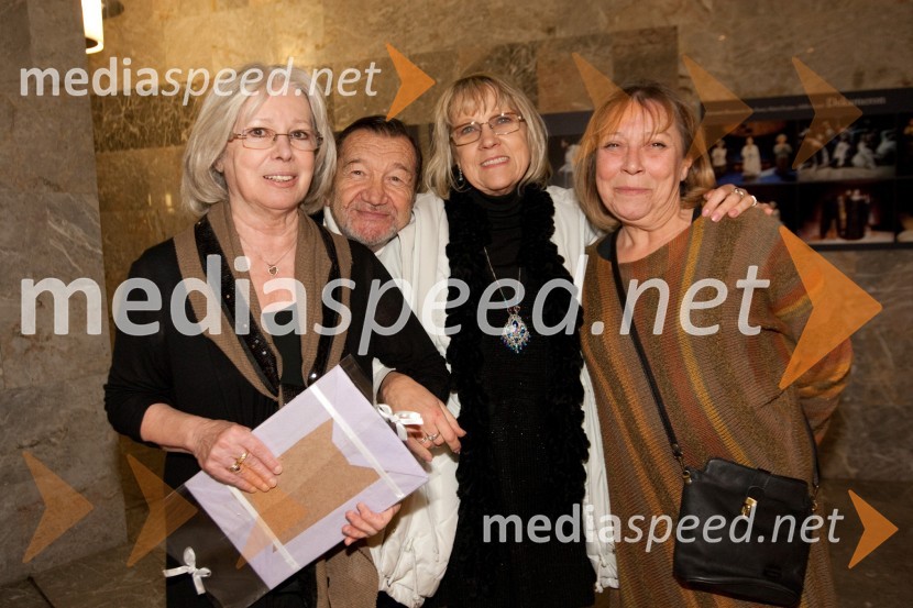 Teja Glažar, igralka, Segej, Ferrari, igralec, Minu Kjuder, igralka in Mira LampeVujičič, igralkaStari ko zemlja, kakšnih petinštirideset, premiera v SNG Nova Gorica