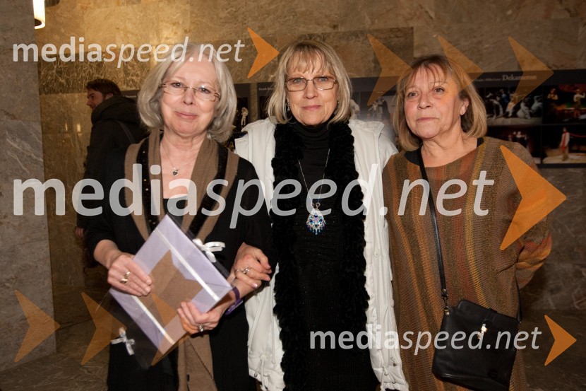 Teja Glažar, igralka,  Minu Kjuder, igralka in Mira LampeVujičič, igralkaStari ko zemlja, kakšnih petinštirideset, premiera v SNG Nova Gorica