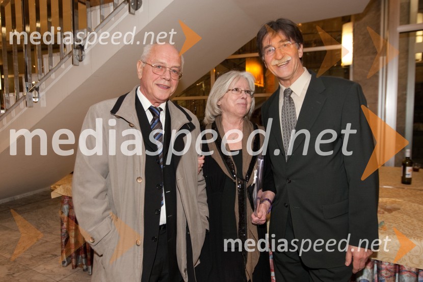 Bine Matoh, igralec, Teja Glažar, igralka in Jožko Čuk, direktor SNG Nova GoricaStari ko zemlja, kakšnih petinštirideset, premiera v SNG Nova Gorica