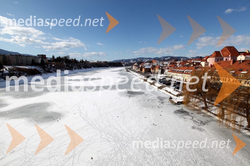 Reka Drava, MariborZasnežena in poledenela reka Drava v Mariboru