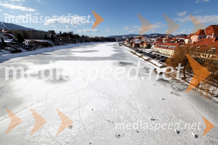 Reka Drava, MariborZasnežena in poledenela reka Drava v Mariboru