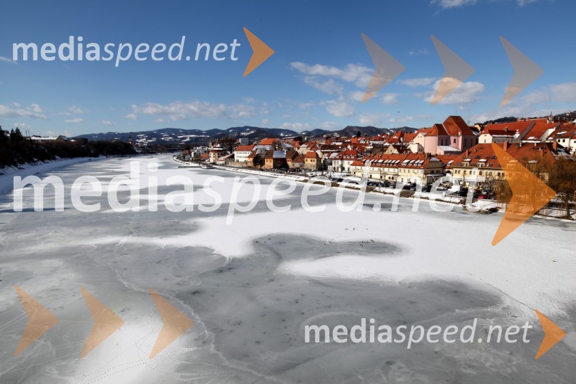 Reka Drava, MariborZasnežena in poledenela reka Drava v Mariboru