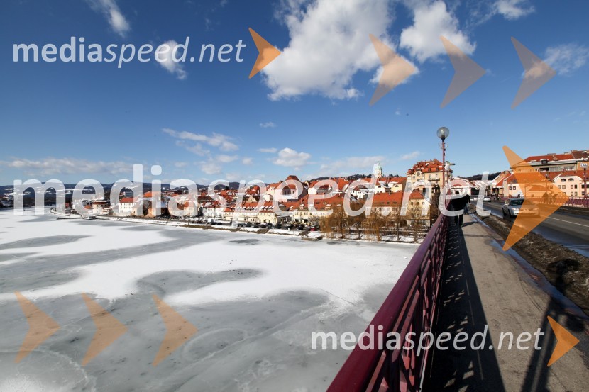 Reka Drava, MariborZasnežena in poledenela reka Drava v Mariboru