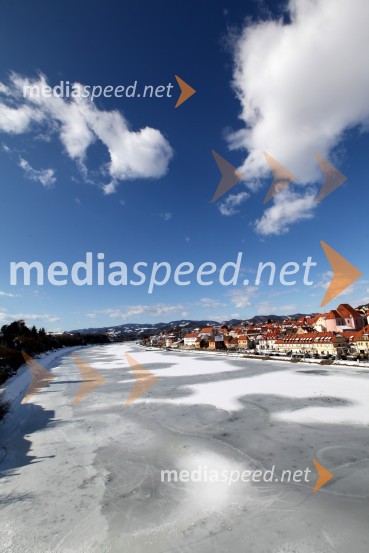 Reka Drava, MariborZasnežena in poledenela reka Drava v Mariboru
