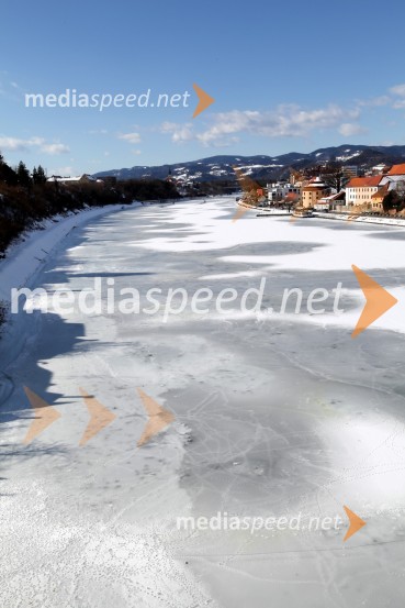 Reka Drava, MariborZasnežena in poledenela reka Drava v Mariboru