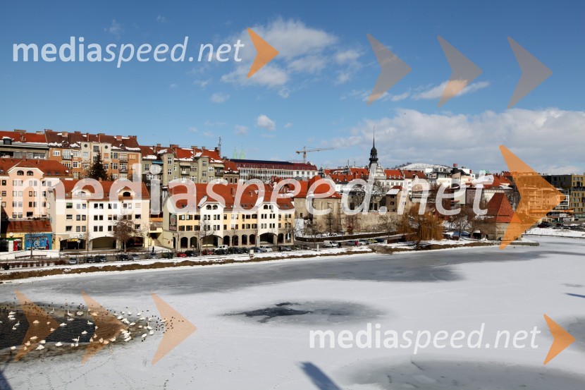 Reka Drava, MariborZasnežena in poledenela reka Drava v Mariboru