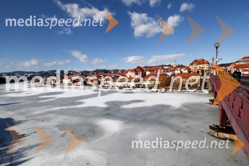 Reka Drava, MariborZasnežena in poledenela reka Drava v Mariboru