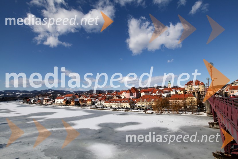 Reka Drava, MariborZasnežena in poledenela reka Drava v Mariboru