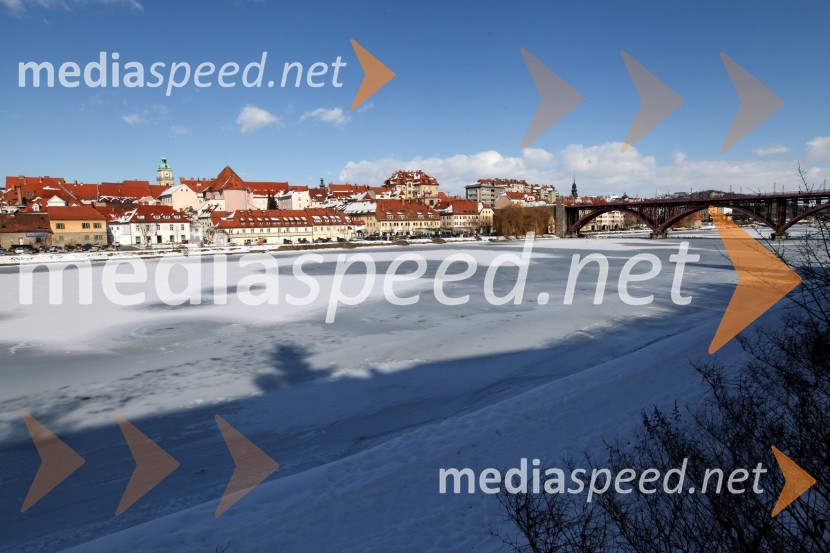 Reka Drava, MariborZasnežena in poledenela reka Drava v Mariboru