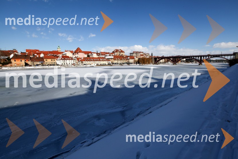 Reka Drava, MariborZasnežena in poledenela reka Drava v Mariboru