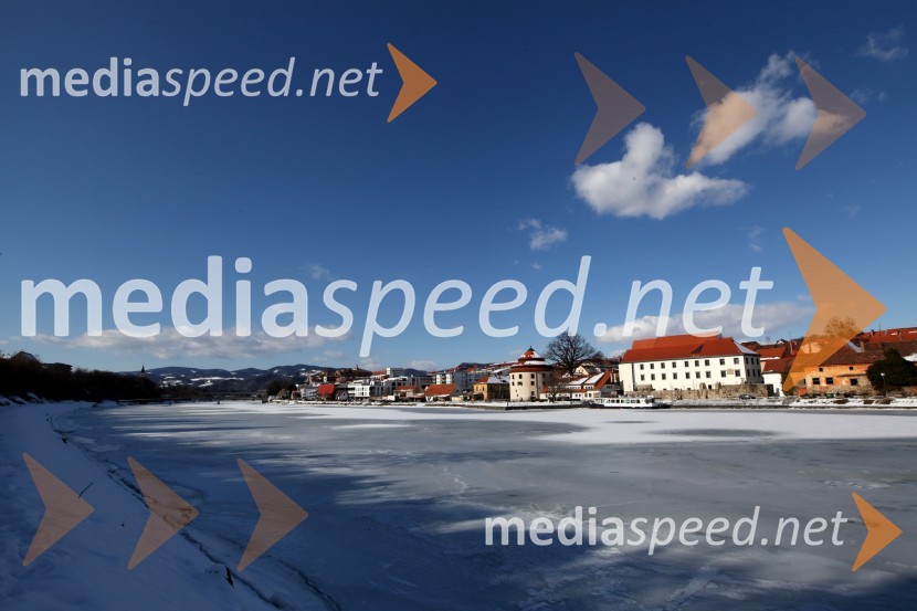 Reka Drava, MariborZasnežena in poledenela reka Drava v Mariboru