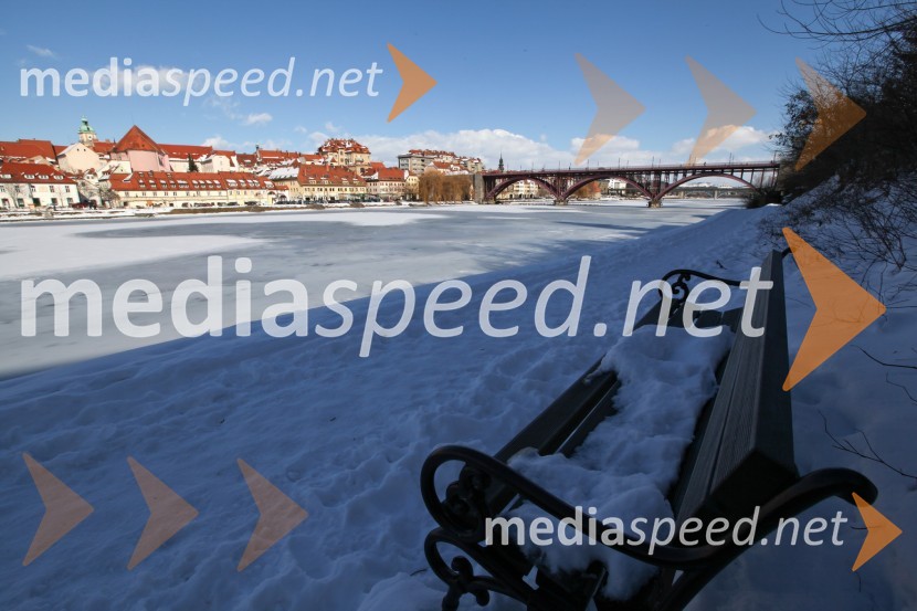 Reka Drava, MariborZasnežena in poledenela reka Drava v Mariboru