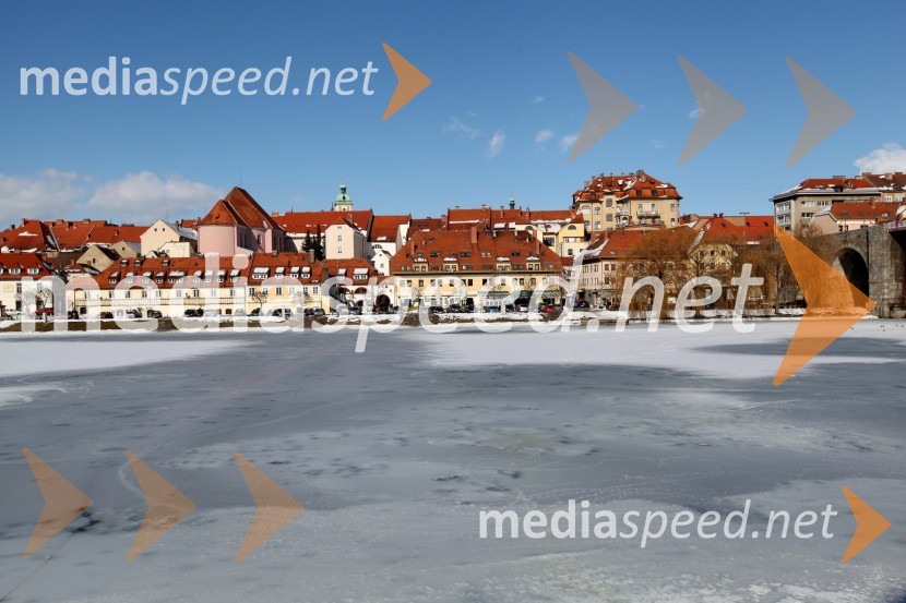Reka Drava, MariborZasnežena in poledenela reka Drava v Mariboru