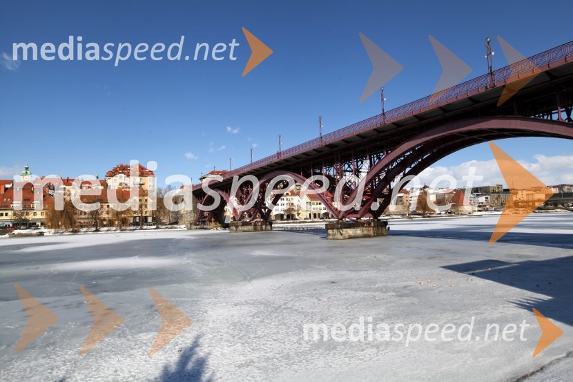 Reka Drava, MariborZasnežena in poledenela reka Drava v Mariboru