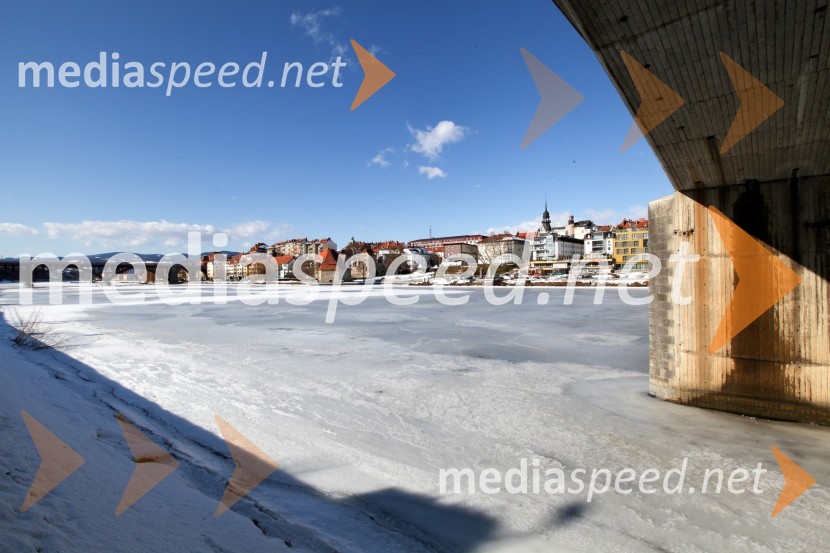 Reka Drava, MariborZasnežena in poledenela reka Drava v Mariboru