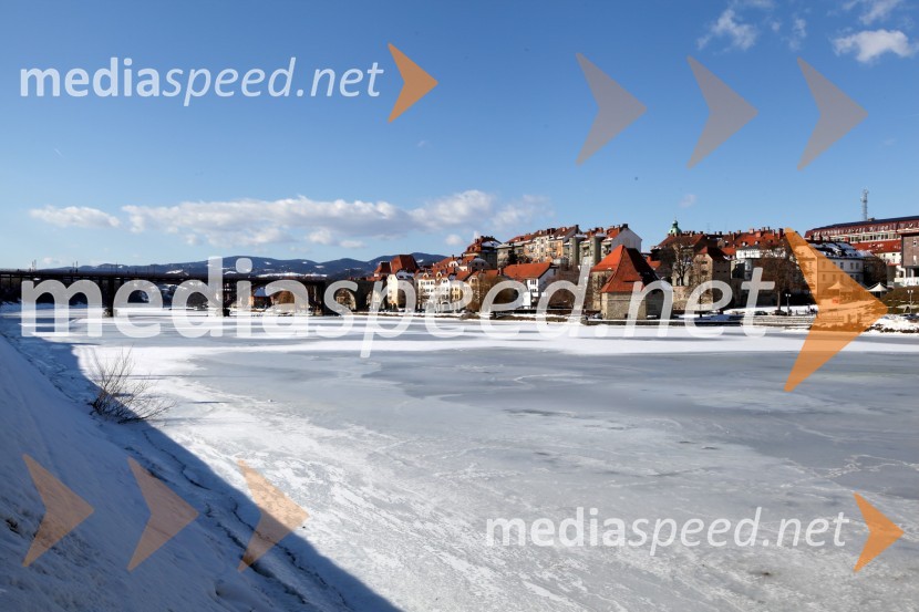 Reka Drava, MariborZasnežena in poledenela reka Drava v Mariboru