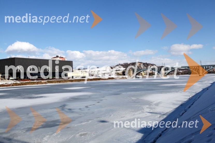 Reka Drava, MariborZasnežena in poledenela reka Drava v Mariboru