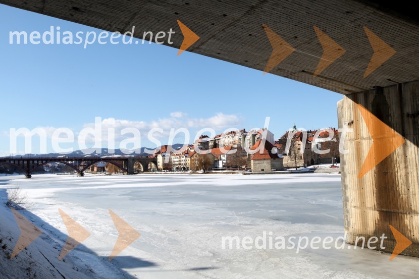 Reka Drava, MariborZasnežena in poledenela reka Drava v Mariboru