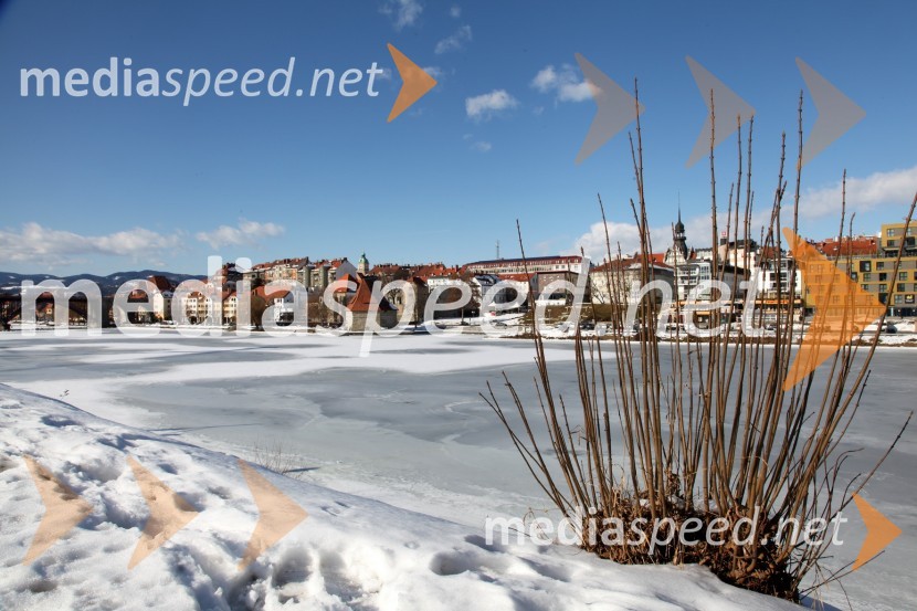 Reka Drava, MariborZasnežena in poledenela reka Drava v Mariboru